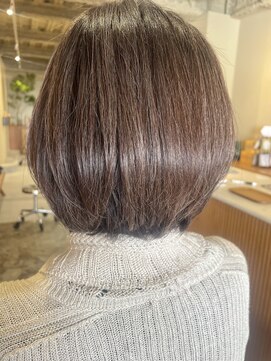 シリ アンド ブラント(siri and brunt) 脱白髪染め透明感カラー×ひし形ボブ