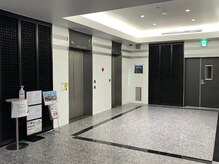 カムイ(KAMUI)の雰囲気（入り口奥側の高層階用のエレベーターで16階までお上がりください）