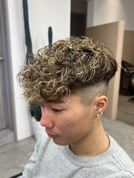 アンバー(UMBER) スペインカール　フェードカット　短髪パーマ