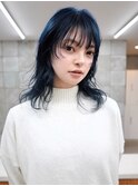 ブルーカラー、ウルフカット、ブルーブラック、ギザギザバング