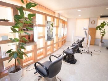 オランジュリー(Orangerie)の写真/店内に外の光が入り、心休まるあたたかみのある空間＊大人女性の髪のお悩みに向き合うプライベートサロン
