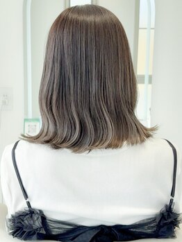 お客様の雰囲気に合わせたスタイルをご提案。再現性の高いカットで、サロン帰りのようなスタイルをキープ。