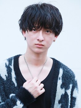 学生の垢抜けを、プロの視点でデザインする。顔の余白、目の強さ、眉の角度、着ている服の空気感まで含めて