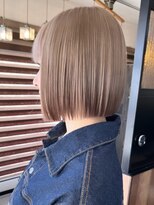 ブラット(BRAT)&nbsp;グレージュ切りっぱなしボブ前髪ありミニボブミルクティベージュ