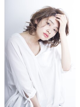 アミィヘアー(Ami Hair) ラフウェーブミディアム×アッシュベージュ