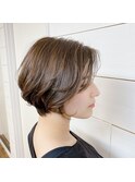 シルエット重視の前下がりショートボブスタイル
