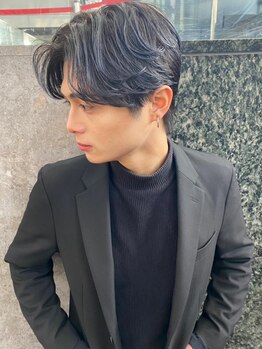 キングオブヘア バイ ノイズ 梅田茶屋町店(KING of hair by NOISM)の写真/【梅田駅徒歩3分/大阪梅田】ニュアンスパーマの《センターパート》で、朝の時間も楽に◎眉毛も整えます！
