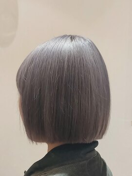 ジジ(JiJI) 切りっぱなしボブ/ホワイトブロンド