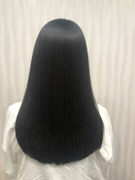 イーラヘアー(ERA HAIR) ツヤ髪ロング×黒髪暗髪×ゆるふわ×ブルーブラック