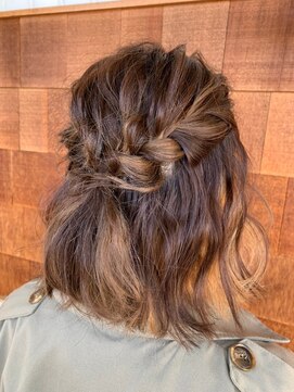 アンチ(ANTI) ハーフアップアレンジ