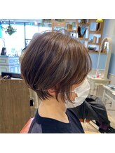 丸顔が気になる方へのカット　顔周りの髪の残し方