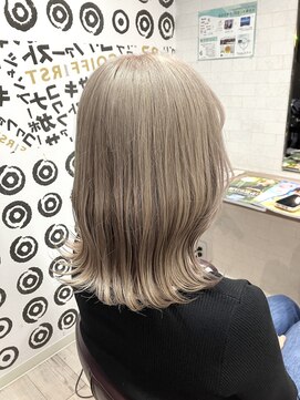 コワファーストナガサキシャンプーボーイ(COIFF1RST NAGASAKI SHAMPOO BOY) くびれ巻き ホワイトベージュ