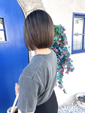 シェミール(CHEMIR) 大人可愛いぱつんとボブ切りっぱなしハイトーングレージュ四日市