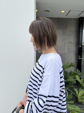 メゾン アヴァロ(Maison Avallo) オリーブグレージュのパツっとボブ