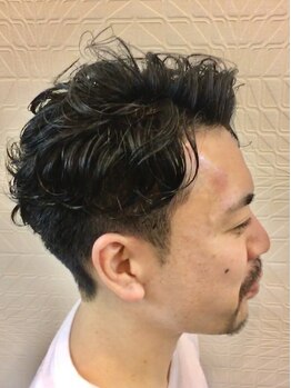 イエローズ ヘアーカットスタジオ(YELLOWS hair cut studio)の写真/【改造コース1：カット+フォルムパーマ+TR+眉カット+シェービング8000円】爽やかMen'sにchange◎