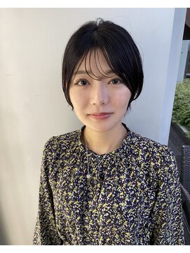 エアー 青山(AIR) 丸みショート前下がりセンターパートハンサムくびれショート