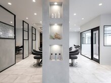 ヘアメイクアース 八潮店(HAIR & MAKE EARTH)の雰囲気（店内はホワイト、グレーを基調とした落ち着いた雰囲気♪）