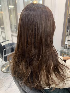 エスカーラ 表参道(THE ESCALA) ほんのりピーチベージュで可愛く【タビラマユミ】