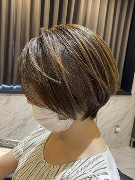 カミケンパセオ(kamiken.paseo) ふんわり美髪グラデーションカラーショート【カミケンパセオ】