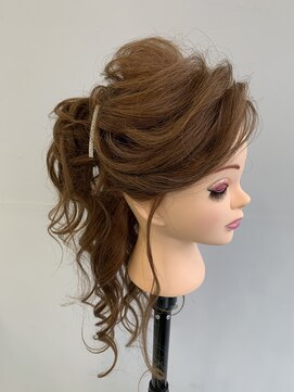 アヴソリューク(Absoluk) 華やかハーフアップ