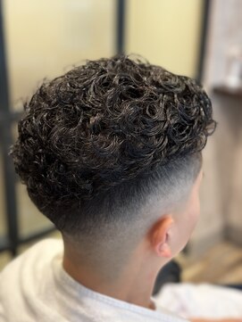 キタセンジュバーバー バイ ティーズ(KITASENJU BARBER by T's) skinfade xパーマスタイル