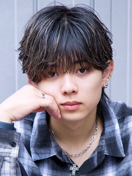 横顔の切れ味、後頭部の丸み、サイドの締まり。動けば空気が揺れ、止まれば影が色気を宿すデザイン。