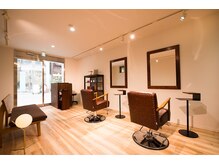 ワワ ヘアサロン 高円寺店(WAWA HAIR SALON)の雰囲気（やわらかい光が差し込む和モダンテイストな落ち着いた店内です。）
