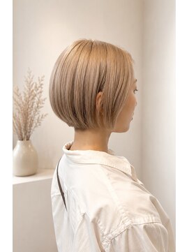 ドアベルヘアリビング(Door Bell hair Living) ホワイトベージュのシンプルナチュラルショートボブ
