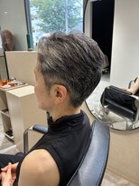ロダ ヘアー(RODA hair)&nbsp;女性らしさを楽しむグレイヘア×刈り上げショート