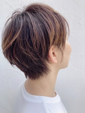 ヴァロ(Valo) ふんわりお洒落ショート/襟足スッキリ／耳掛けショート