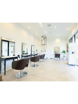 【お子様同伴可◎】清潔感のある落ち着いた店内で、リラックスしてサロンタイムをお過ごしください＊