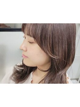 大事な顔周りのカット、骨格や髪質、髪の状態を見極めて、必ず似合わせられる技術を磨いています。