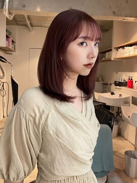プーネ(puune) 肌が明るく見える深みのあるボルドーカラー