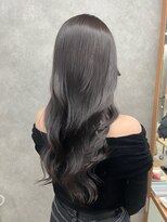 グロウ バイ グラフィー(GLOW by Graphy) ダークシルバーで艶やか巻き髪ロング