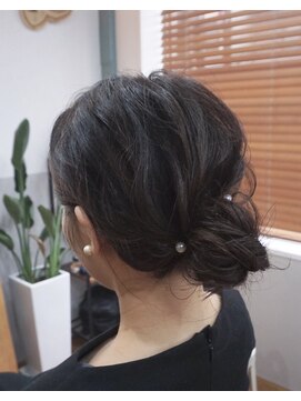 ヘアールーム コンセント シックなお団子ヘア