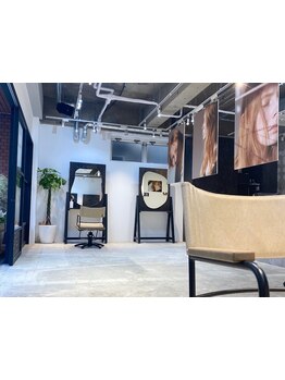 【消毒・換気を徹底】日々の喧騒を忘れ、安心して施術を受けられる◇外からの光が差し込む居心地の良い空間