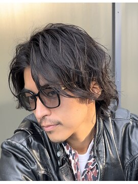 大人の波巻きスパイラルパーマミディアムロングメンズカットヘア