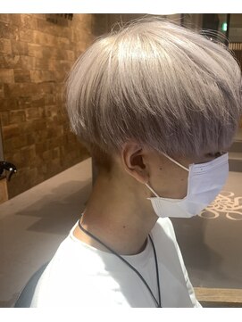 シカ 神戸三宮元町店(Cica) ホワイトベージュ マッシュ 韓国風 センターパート 三ノ宮 元町