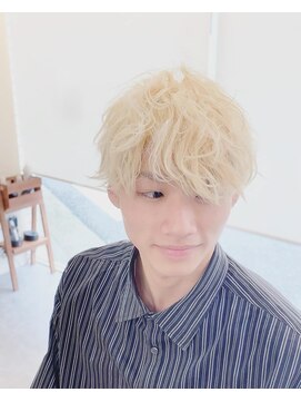 サーティースリー 石川町店(Thirty3) 金髪刈り上げショート