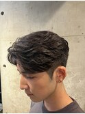 黒髪ツーブロックショートフェザーパーマ外国人風フェード