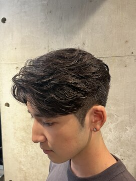 リベルテ グリット(Liberte Grit) 黒髪ツーブロックショートフェザーパーマ外国人風フェード