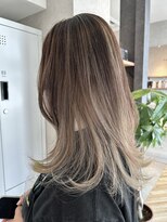 プリンプ トータルビューティ(PRIMP.total beauty) ハイライト　グレージュカラー　レイヤーカット