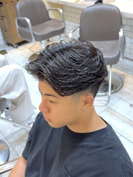 グルーマーズトウキョウ(GROOMER/S TOKYO) ラフカール フェード 海外風 センターパート かきあげ