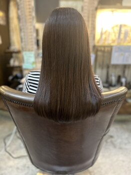 リュール(leur)の写真/【美髪は健康な頭皮から】アンティーク調の落ち着く店内で、頭皮をほぐして心身ともにリラックス◎