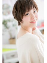 大人かわいいカーキグレージュ小顔前下がりショートc1