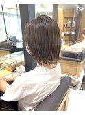 アッシュベージュ×外はねボブ