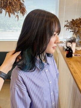 ジジ 宇都宮(Gigi) ミディアムレイヤー/インナーカラー/ターコイズブルー