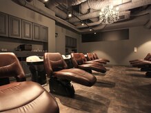 ヘッドスパはフルフラットのシャンプーベッドでごゆっくり。トーンダウンされた照明とBGMで究極の癒しを...