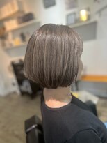 ツムグ 代官山店(TUMUGU)&nbsp;小顔ショートボブ丸みショート×パープルブラック白髪ぼかし