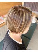 クールショート白髪ぼかしハイライトショートボブ
